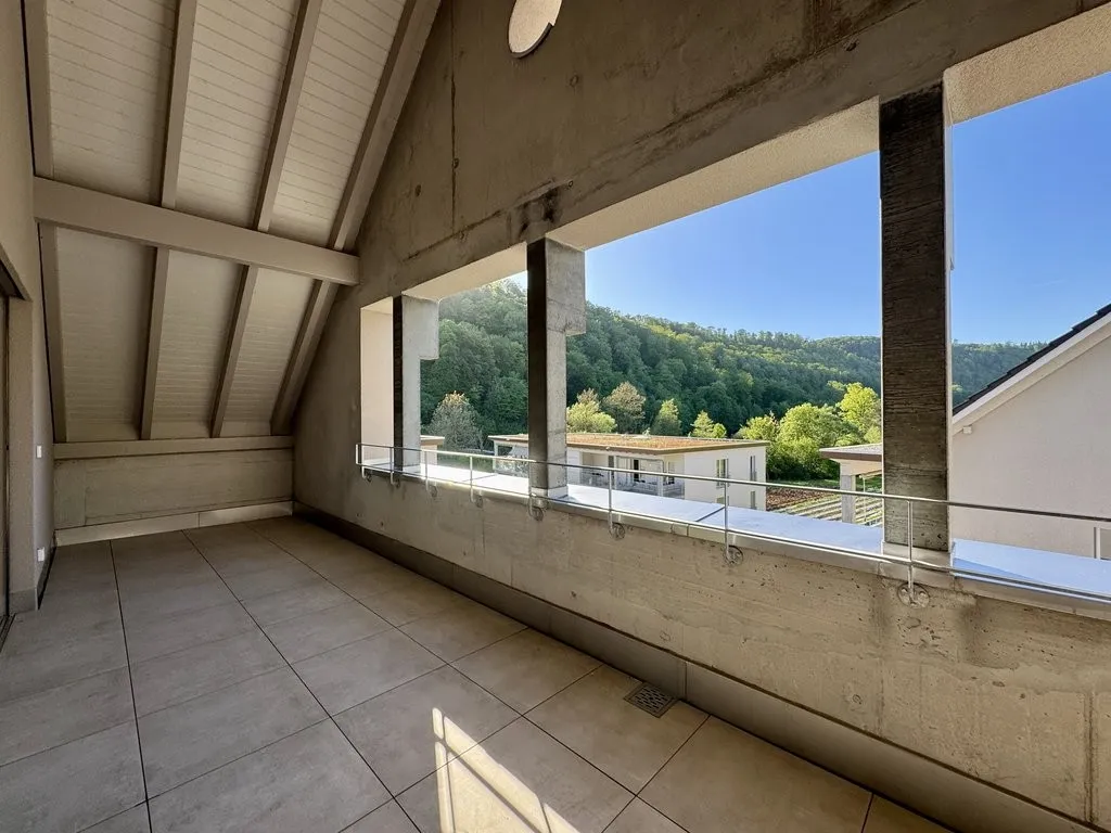SCHÖN UND MODERN MIT GROSSÜGIGEM BALKON