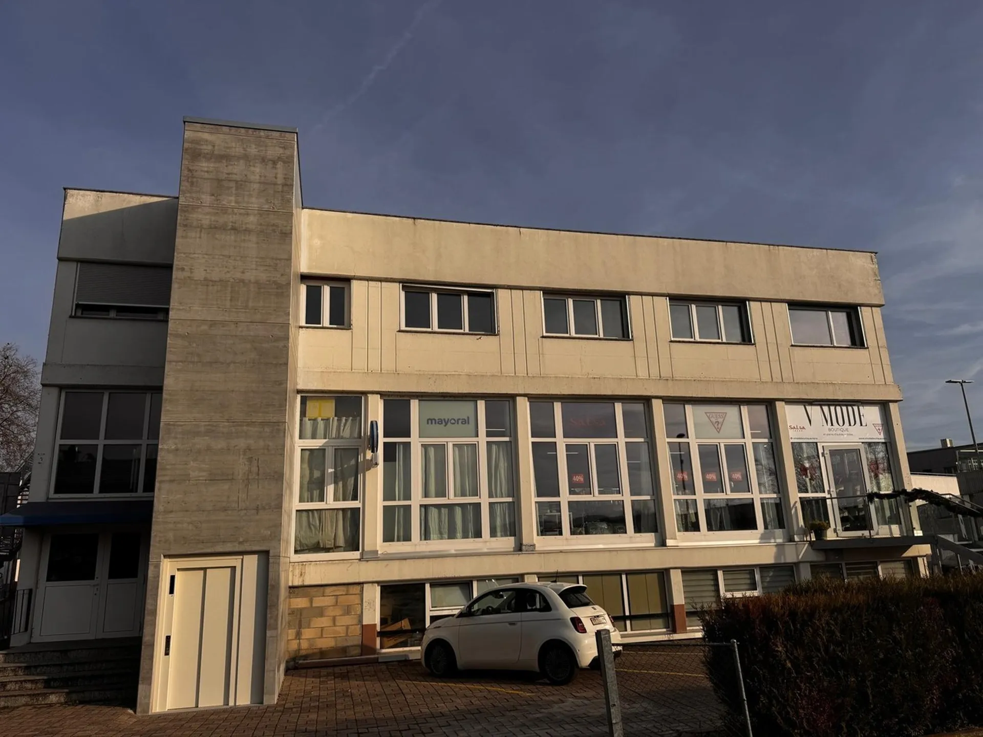 Yverdon-les-Bains, à louer, surface commerciale de 200 m2 + terrasse