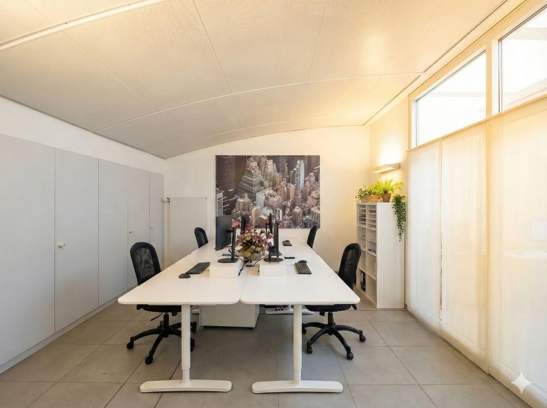 Centro - Stanza di ufficio per 4 persone con grande sala riunioni