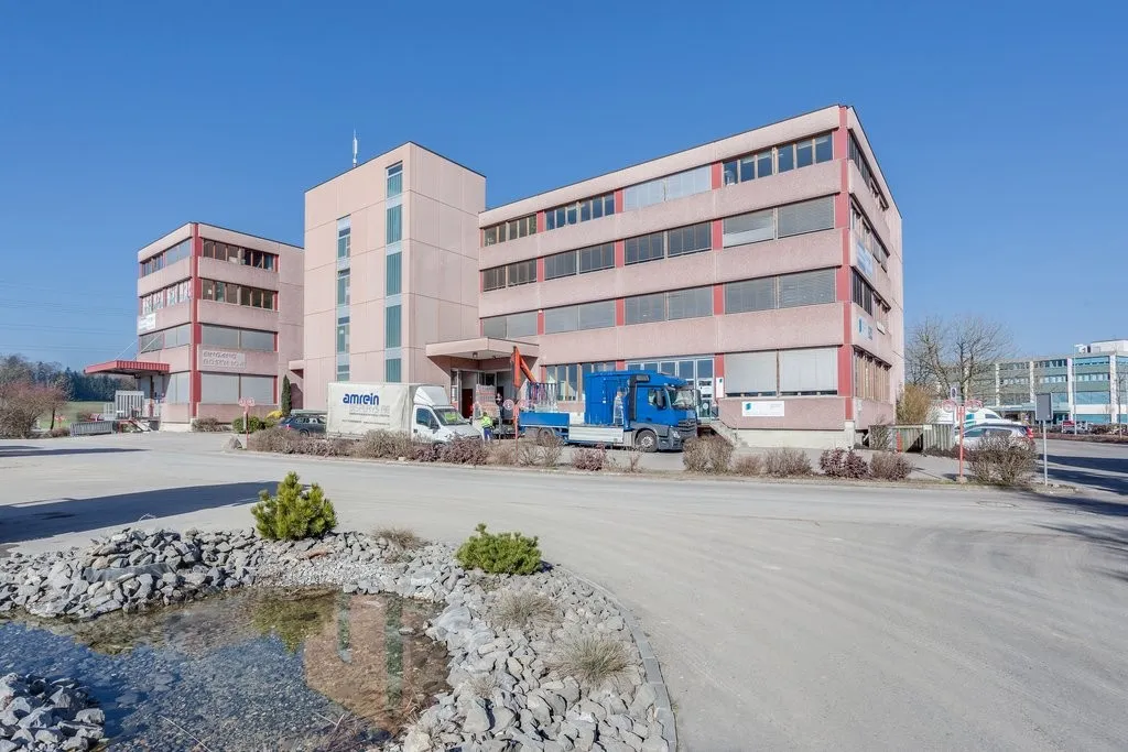 Arbeiten und Lagern auf einer Fläche