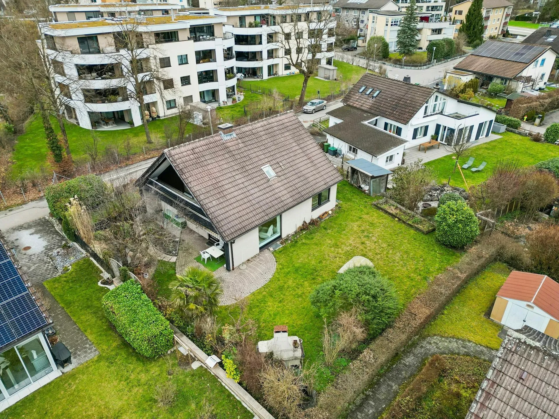 Freistehendes Einfamilienhaus mit Ausbaupotential und viel Umschwung