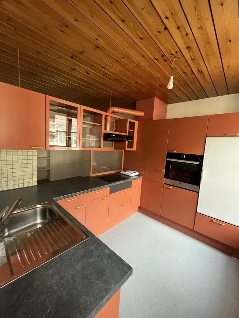 LOCAL COMMERCIAL DE 6M2  AVEC VITRINES AU CENTRE