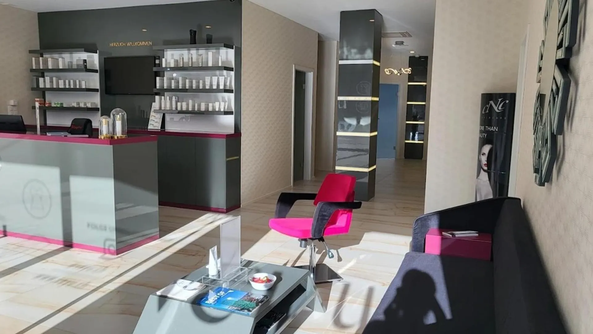 Behandlungsräume & Mietplatz vor Schaufenster im Kosmetikstudio - einzeln oder mehrere mietbar