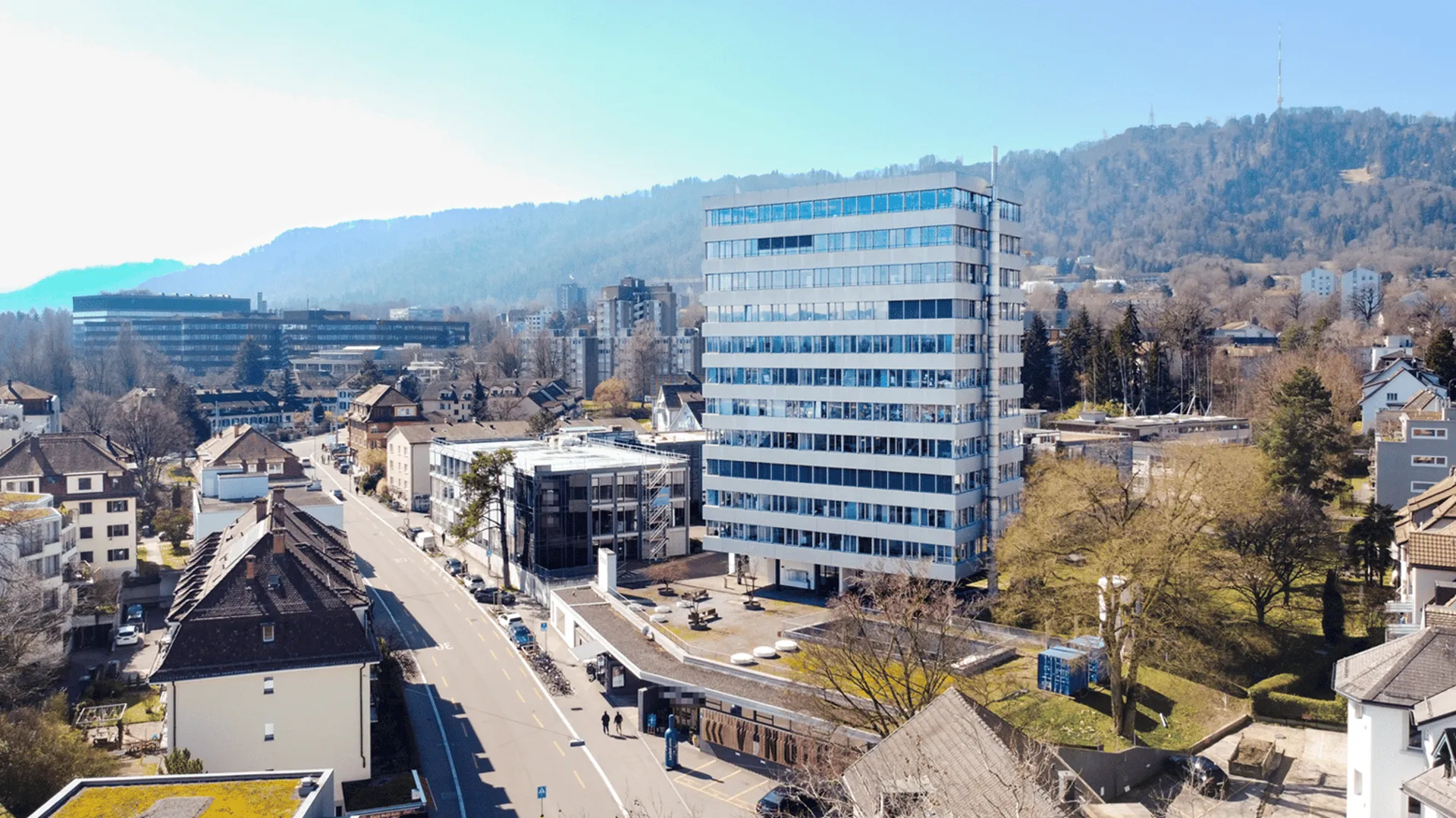 MODERN AUSGEBAUTE BÜROS MIT BLICK ÜBER ZÜRICH