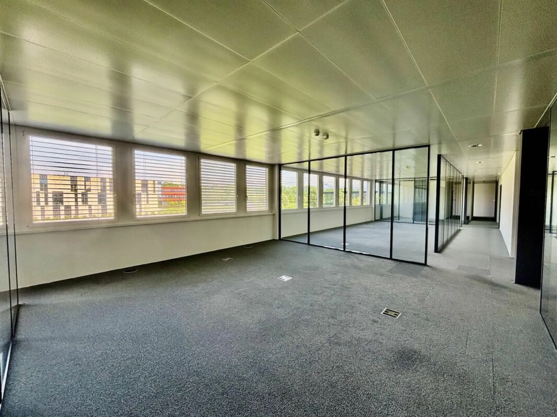 Superbe surface de bureau de 350 à 1500 m2 dans très bel environnement très accessible: CFF & Autoroute