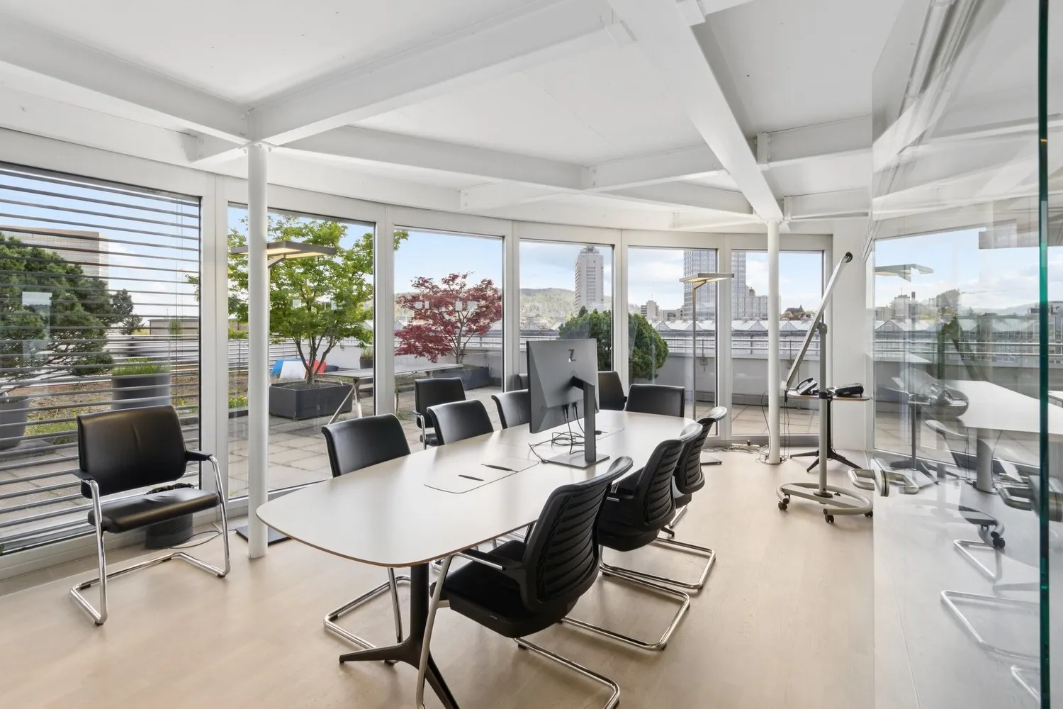 Helles Büro mit fantastischer Terrasse