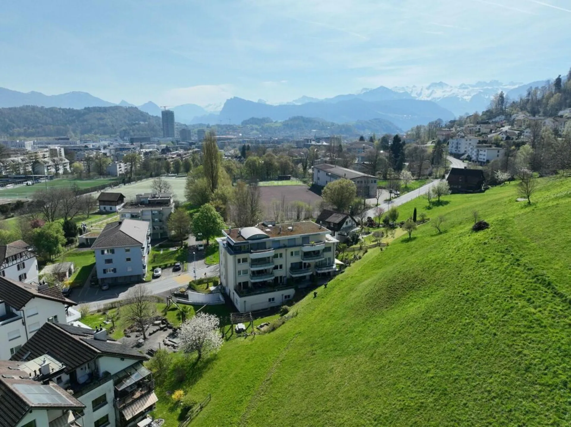 Naturnahe 4.5-Zimmer Eigentumswohnung mit drei Parkplätzen