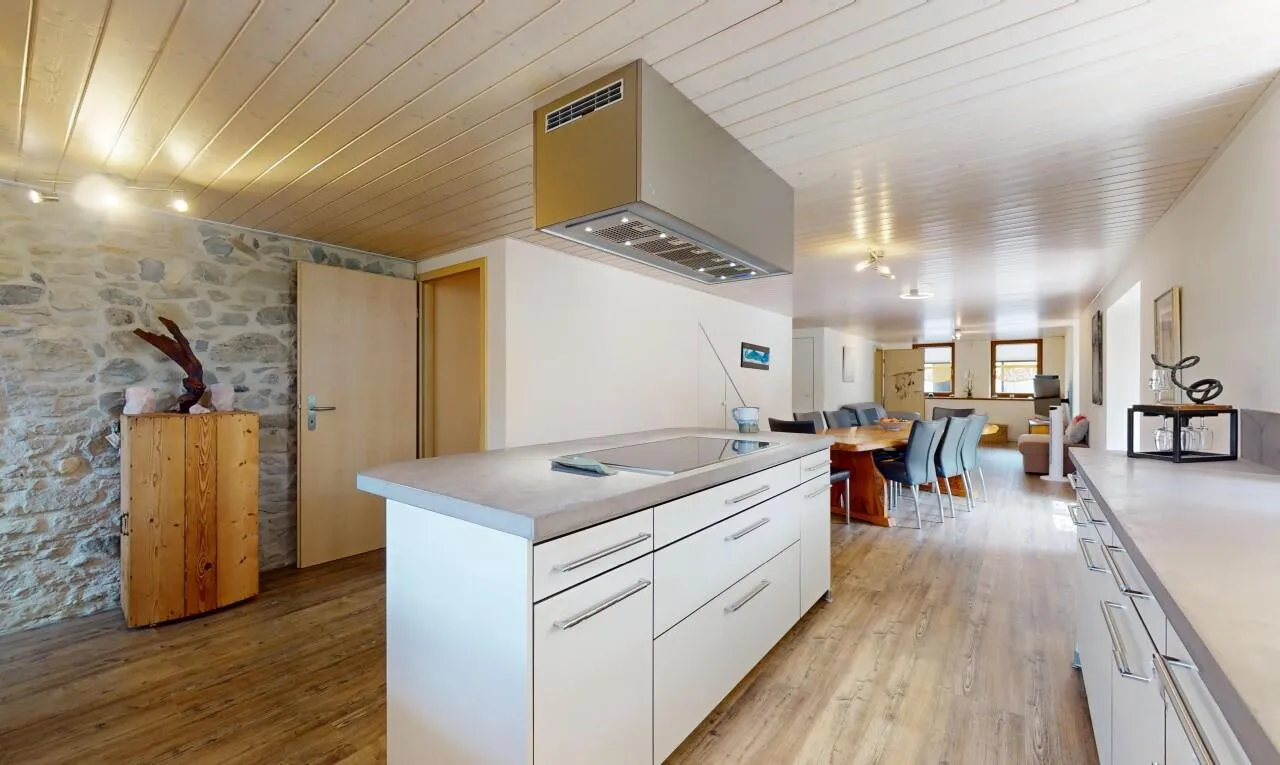 Rare à la vente : Maison familiale avec couvert à voitures !