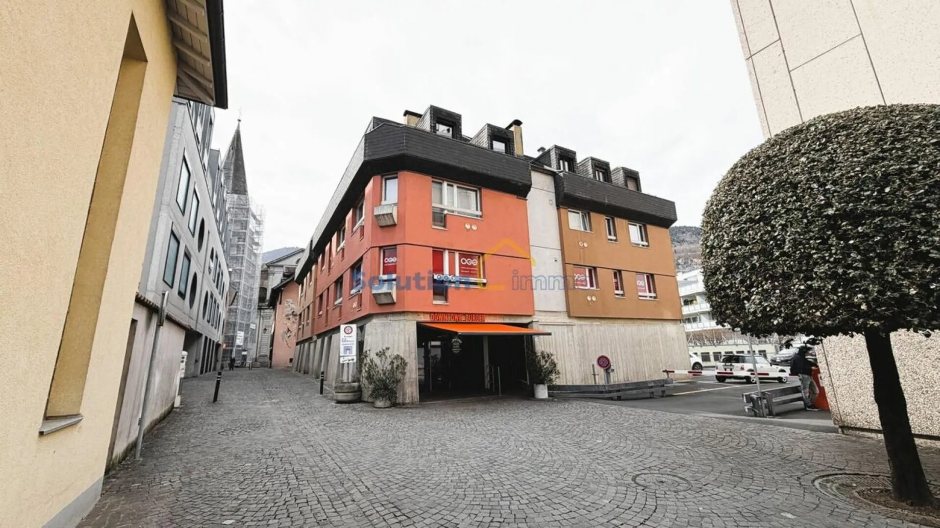 Pour investisseur : deux appartements et un bureau, bénéficiant d'un emplacement central