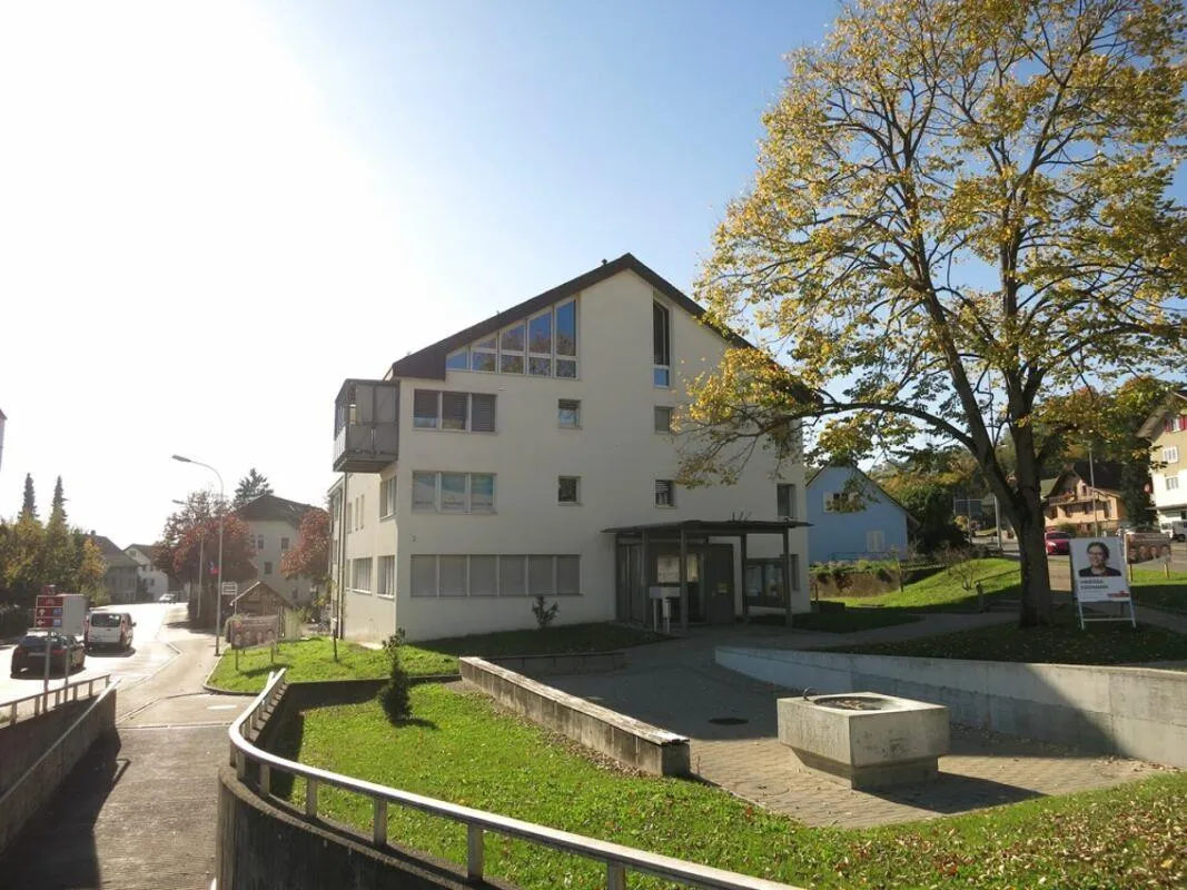 Grosszügige 3.5-Zimmer-Wohnung im 1. OG mit gedecktem Balkon