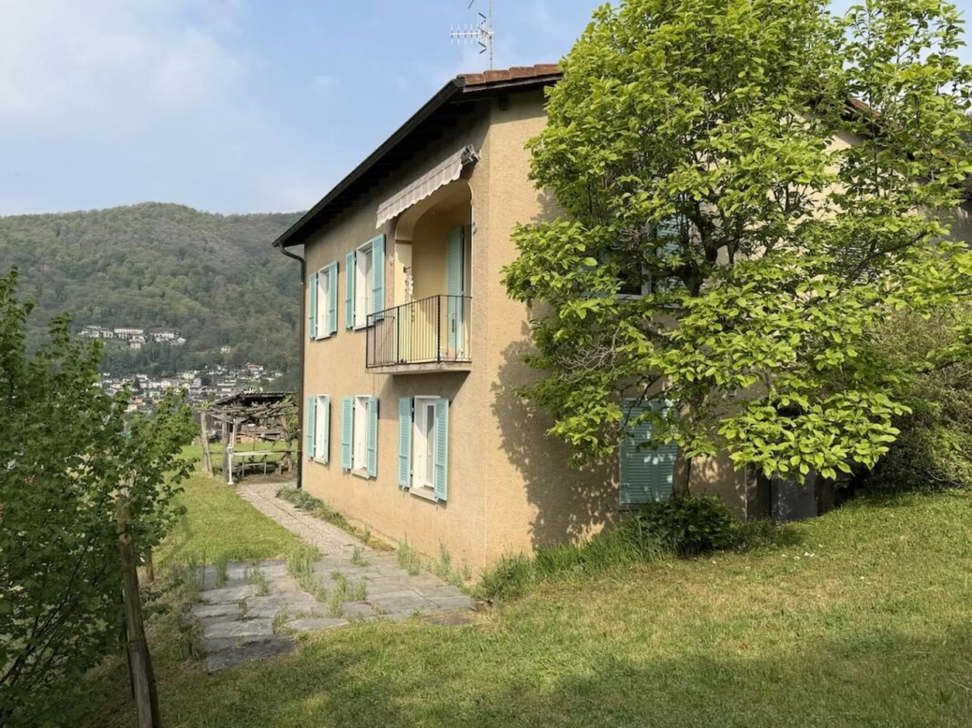 Haus mit Einliegerwohnung und Seesicht Casa con appartamento indipendente e vista lago.