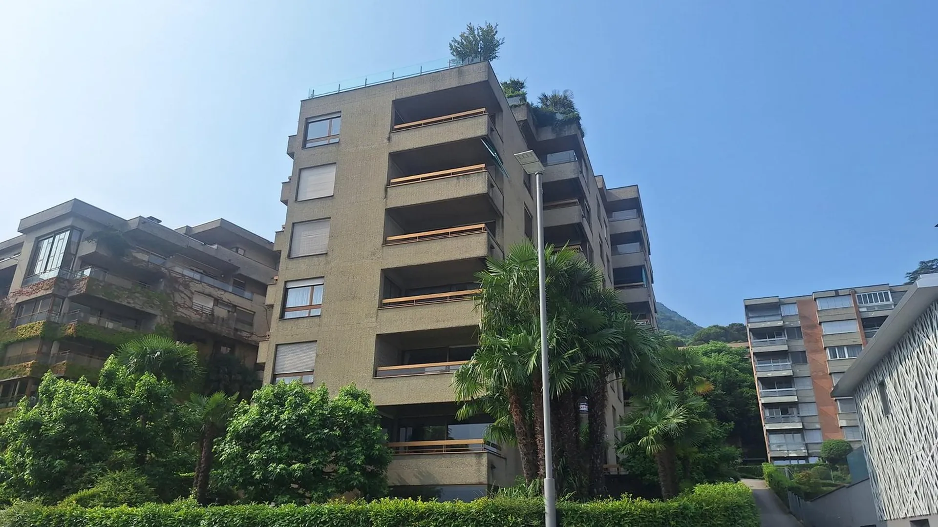 Fronte Lago di Lugano, Spazioso Appartamento loc 3,5, due bagni, con Terrazza, cantina.