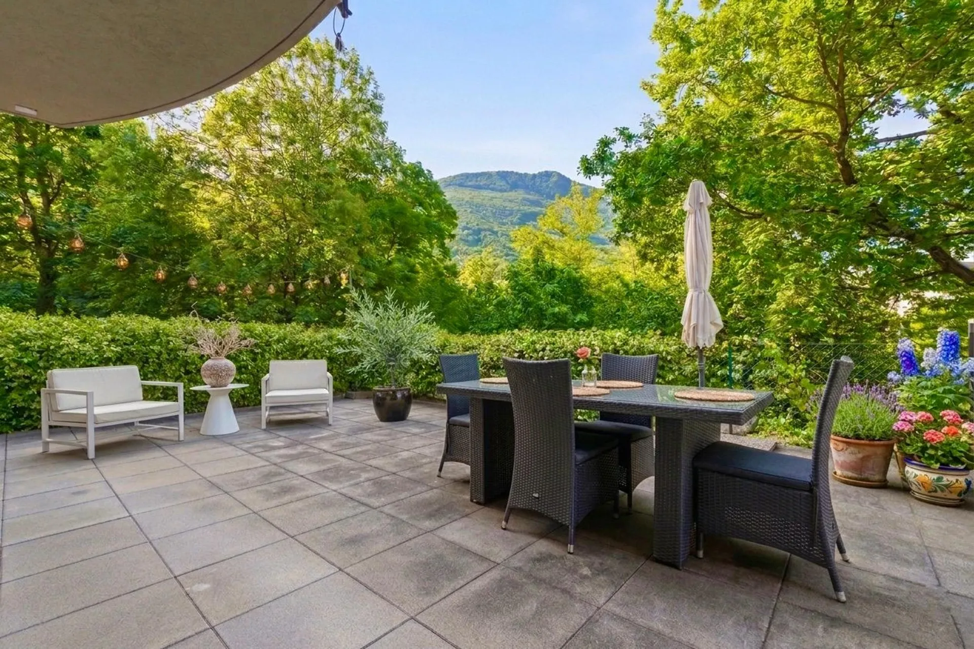 Moderne Wohnung mit grosser Terrasse im Grünen