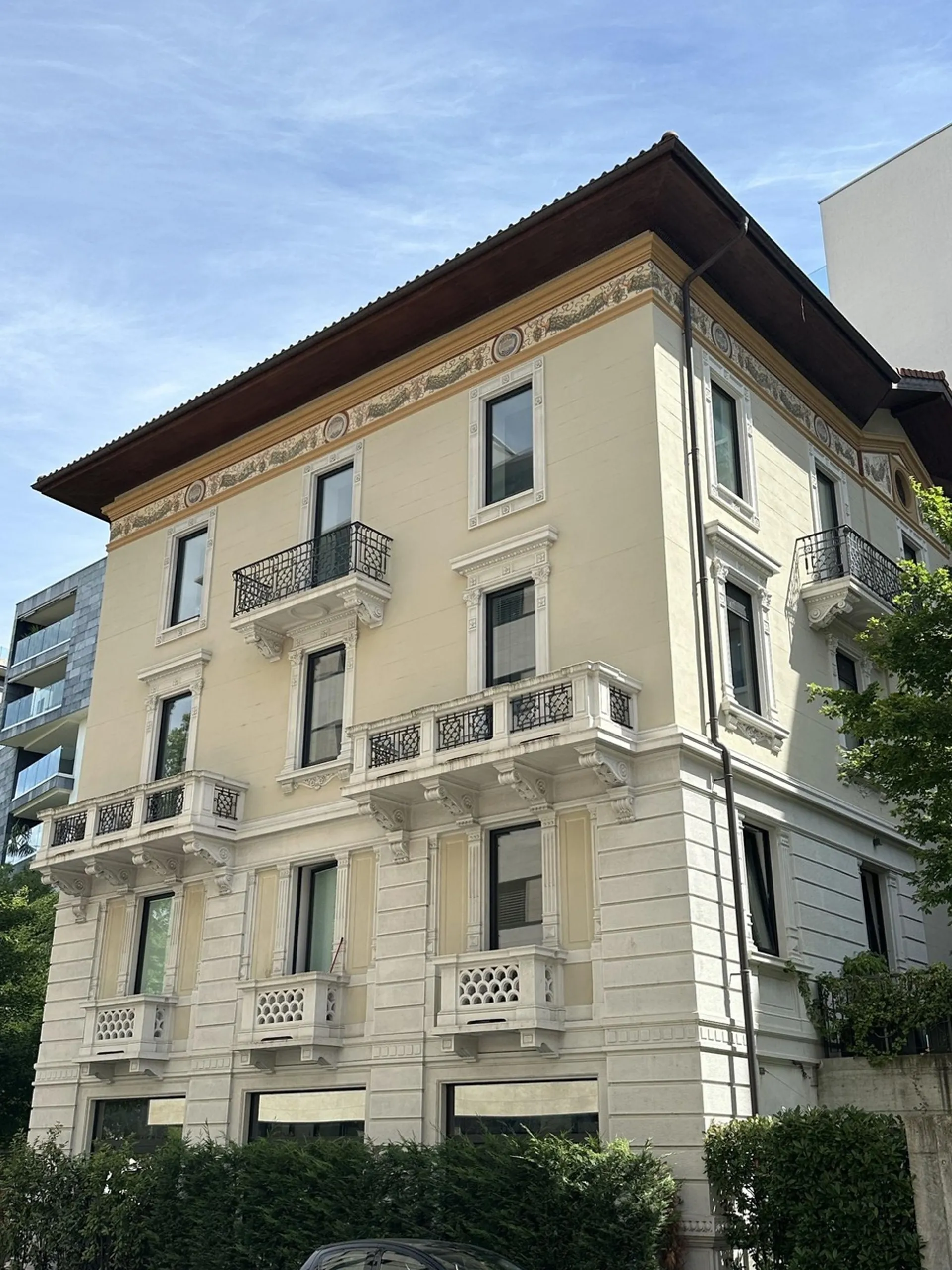 CASTAGNOLA Attico duplex 5.5 locali in villa d'epoca del '800