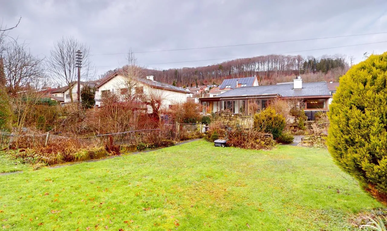 Freistehendes Einfamilienhaus mit grossem Garten und viel Privatsphäre