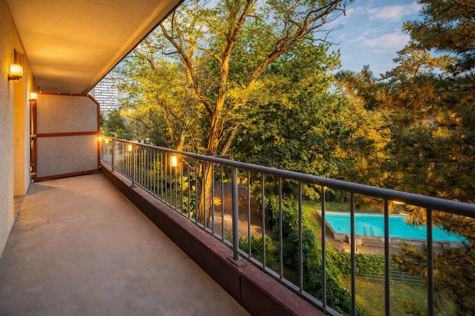 Neu renovierte große 4.5 Zimmerwohnung mit Anbindung an privatem großen Park / Swimmingpool
