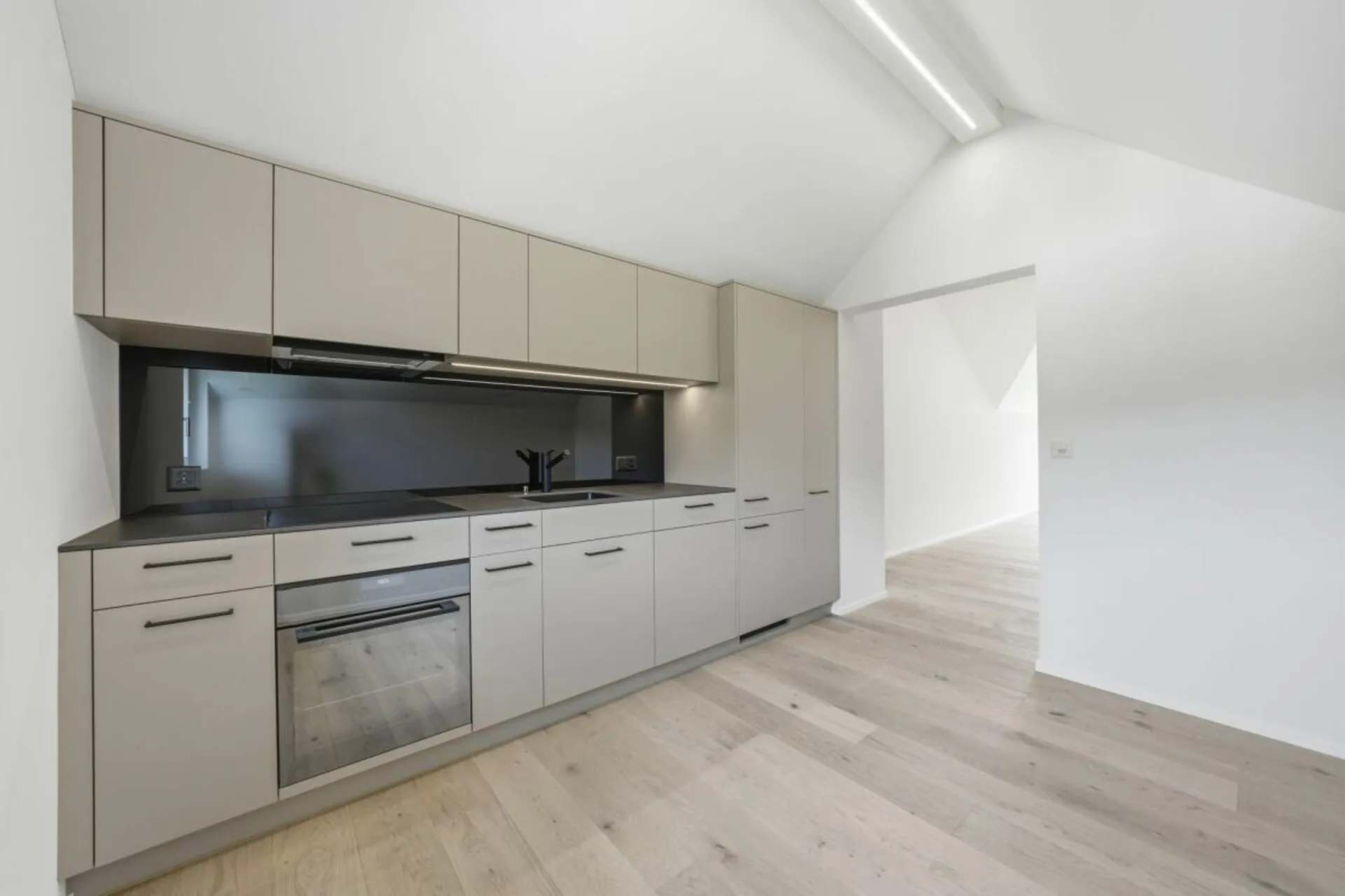 Charmante kernsanierte Dachwohnung mit Balkon und Weitsicht in idyllischem Urnäsch