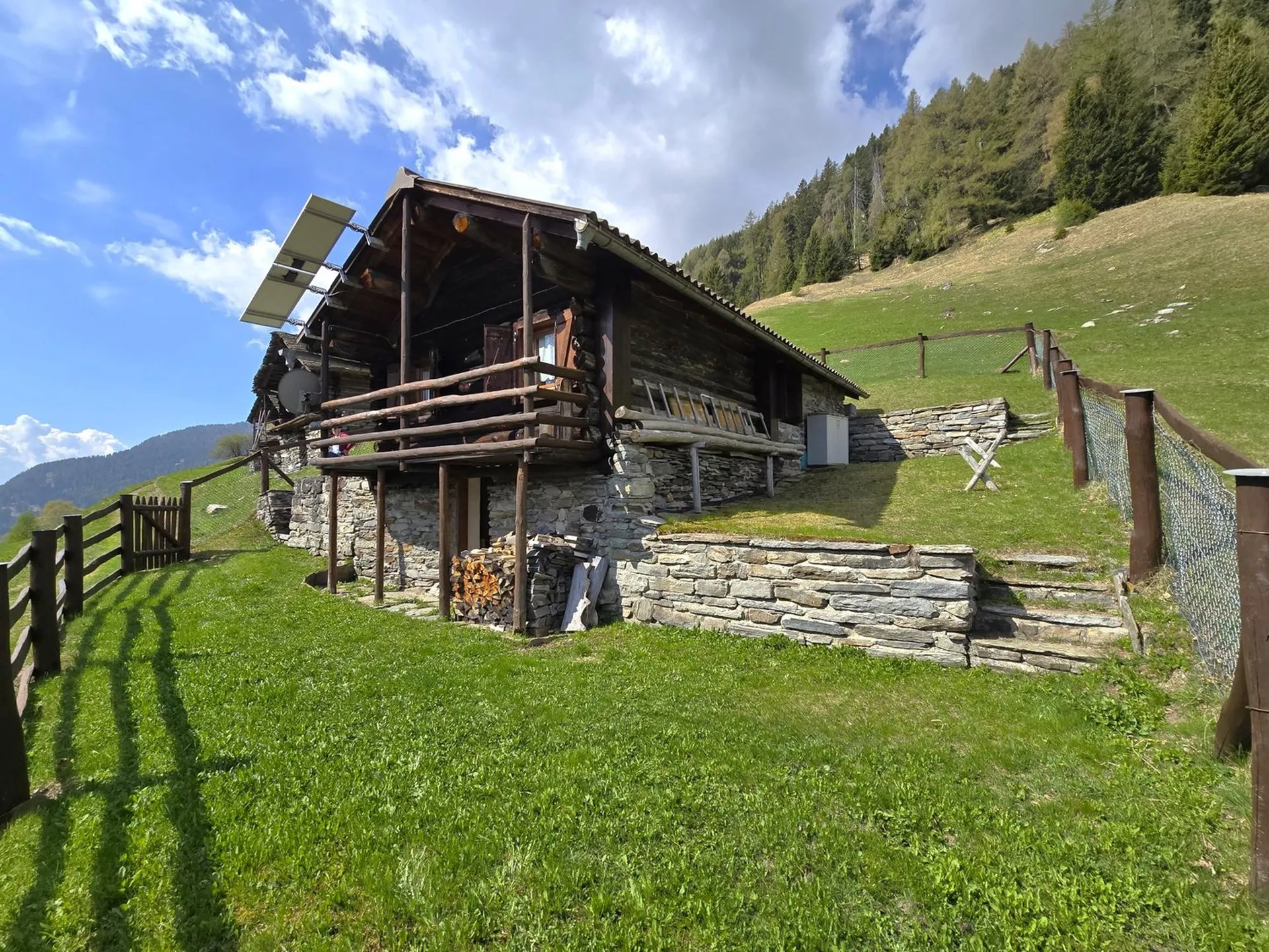 schöne Berghütte inmitten der Natur mit schöner Panoramablick