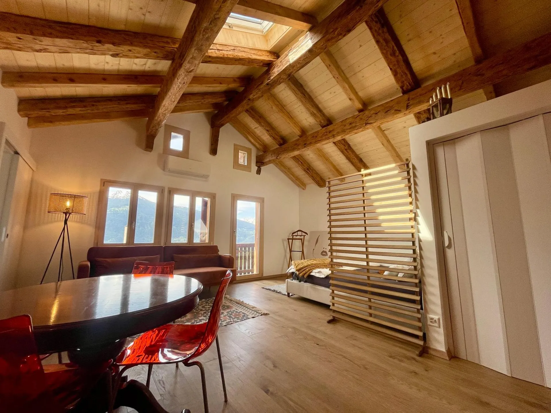 « Appartement mansardé lumineux avec vue – à seulement 5 minutes de Crans-Montana »