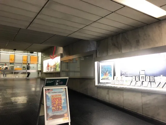 Vitrine idéalement située rampe accès Filiale Poste Gare Lausanne