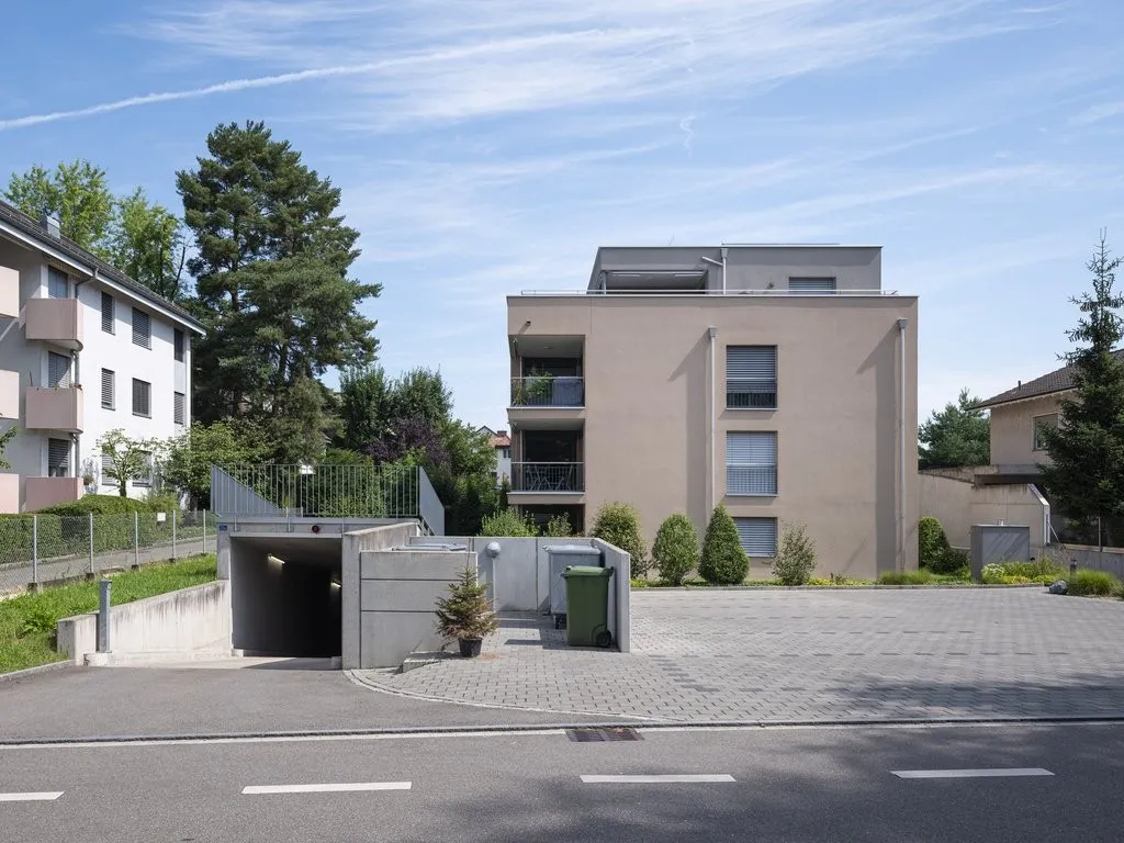 Einstellhallenplatz zu vermieten.