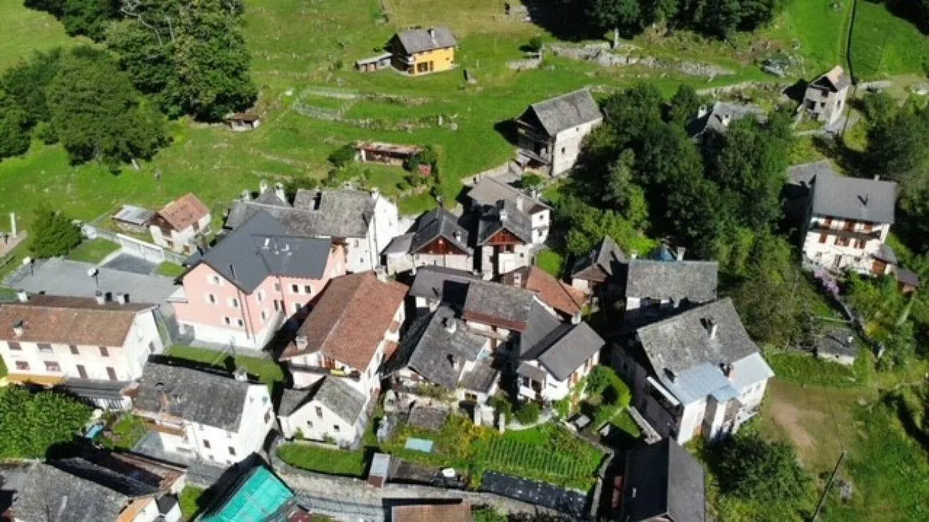 ZU VERKAUFEN IN CERENTINO - ANTIKES TESSINER HAUS MIT TYPISCHEM WAL...