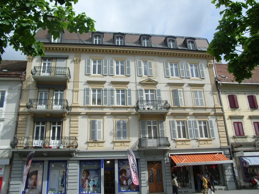 MAGASIN DE 78 M2 AVEC VITRINES  AU CENTRE-VILLE