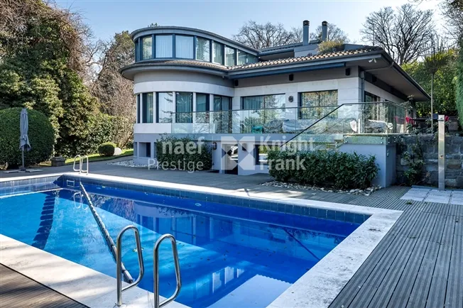 Außergewöhnliche Villa mit Seeblick