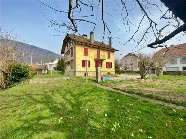 FAMILIENHAUS (ODER MIETUNG) MIT ZWEI WOHNUNGEN UND GROSSEM GARTEN