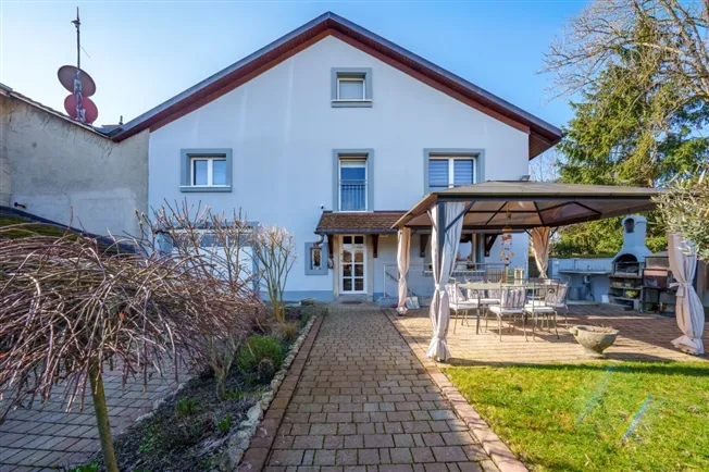 RUHIGES FAMILIENHAUS MIT GROSSEM GARTEN