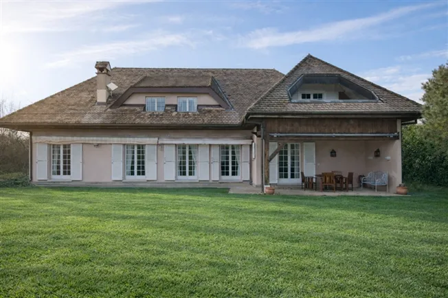 Luxusvilla – Wellnessbereich und großer Garten