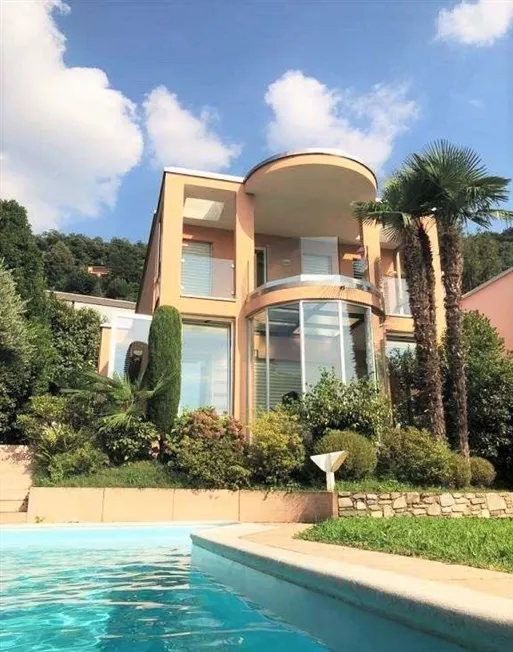 Fabelhafte Villa mit Seeblick und Swimmingpool