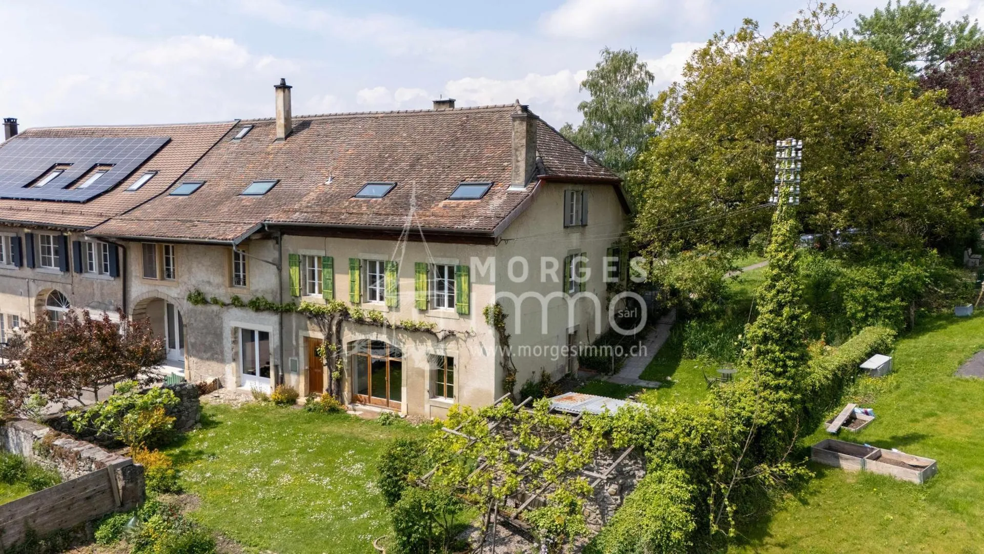 Jolie maison villageoise composée de 2 appartements avec jardin privatif à Colombier