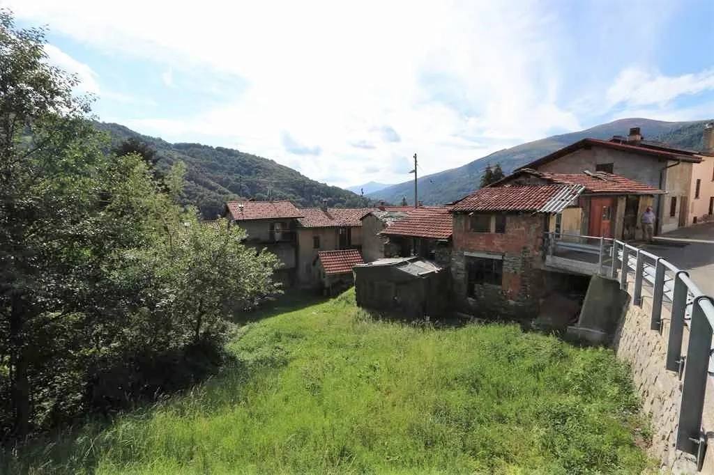 3 Rustici zum Ausbauen mit gr. Umschwung und Aussicht / 3 rustici d...