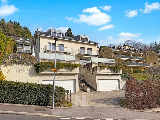 Modernes Reihenhaus mit sechs Zimmern zum Verkauf in Belmont