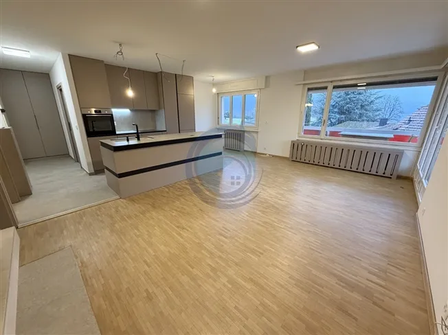 WUNDERSCHÖNE 3,5-ZIMMER-RENOVIERTE WOHNUNG MIT GROSSEM BALKON