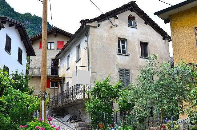 Casa nel nucleo di 5 loc. da ristrutturare con il rustico e giardin...
