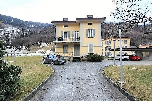 schönes 3-Familienhaus mit Garten mit Bauland / casa di tre apparta...