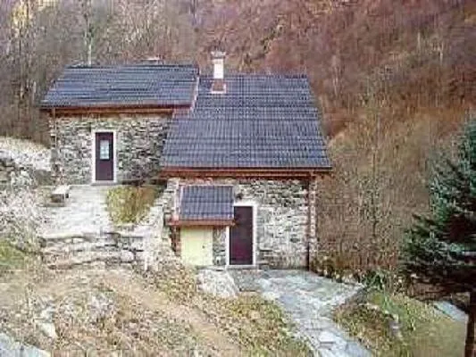 Zwei neu ausgebaute Rustici mit 5- und 3-Zimmer-Hausteil