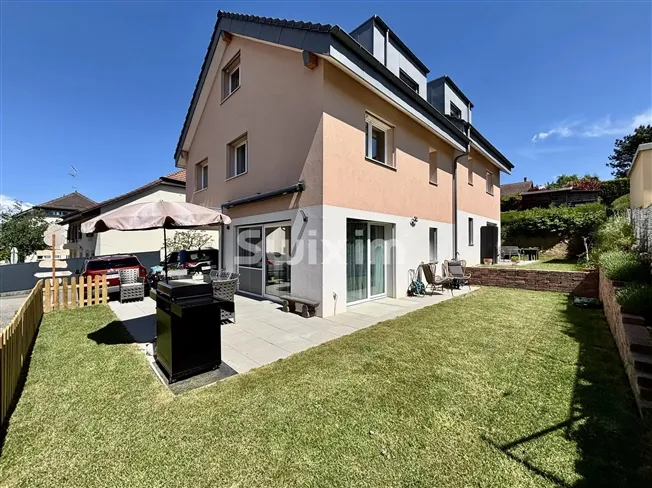 Moderne Doppelvilla in ruhiger Lage
