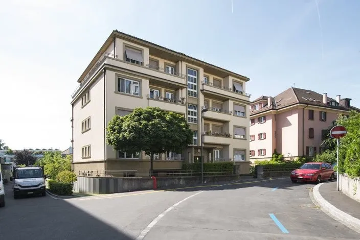 Dans un joli quartier verdoyant et proche du bord du lac.