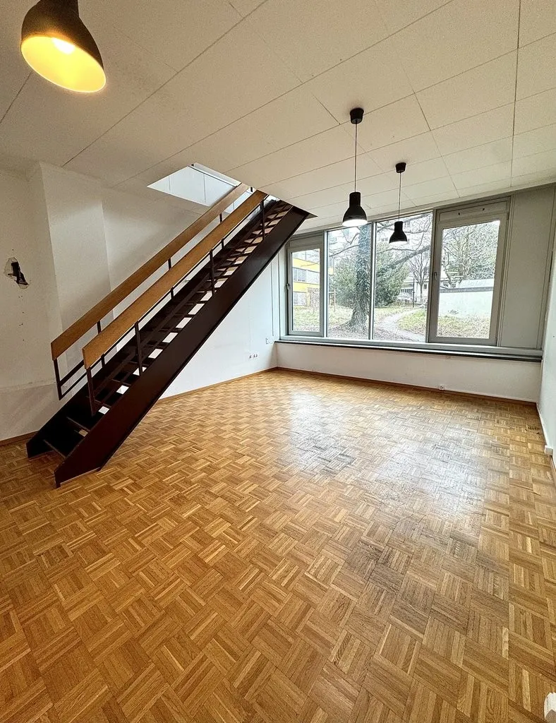 Belle surface commerciale en duplex à louer !