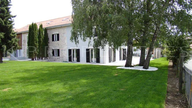 Villa angrenzend