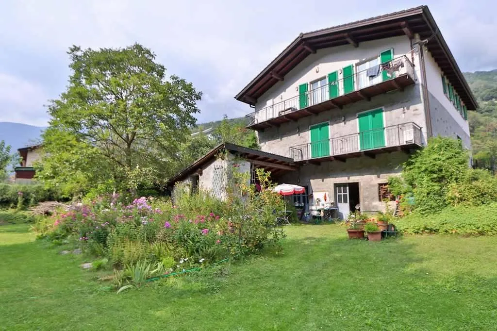 2-Familienhaus mit 4 1/2-Zi-Wohnungen und grossem Garten/Bauland / ...