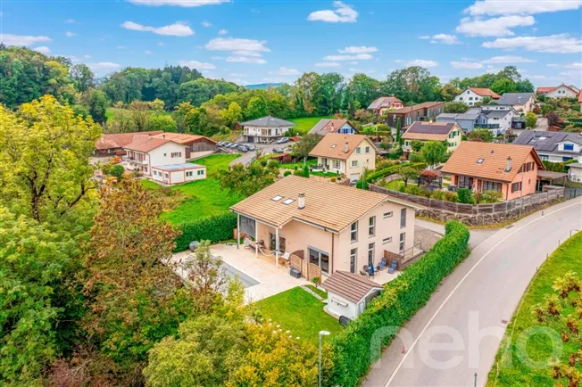 Exklusiv Große Villa mit 3 Wohnungen und Schwimmbad