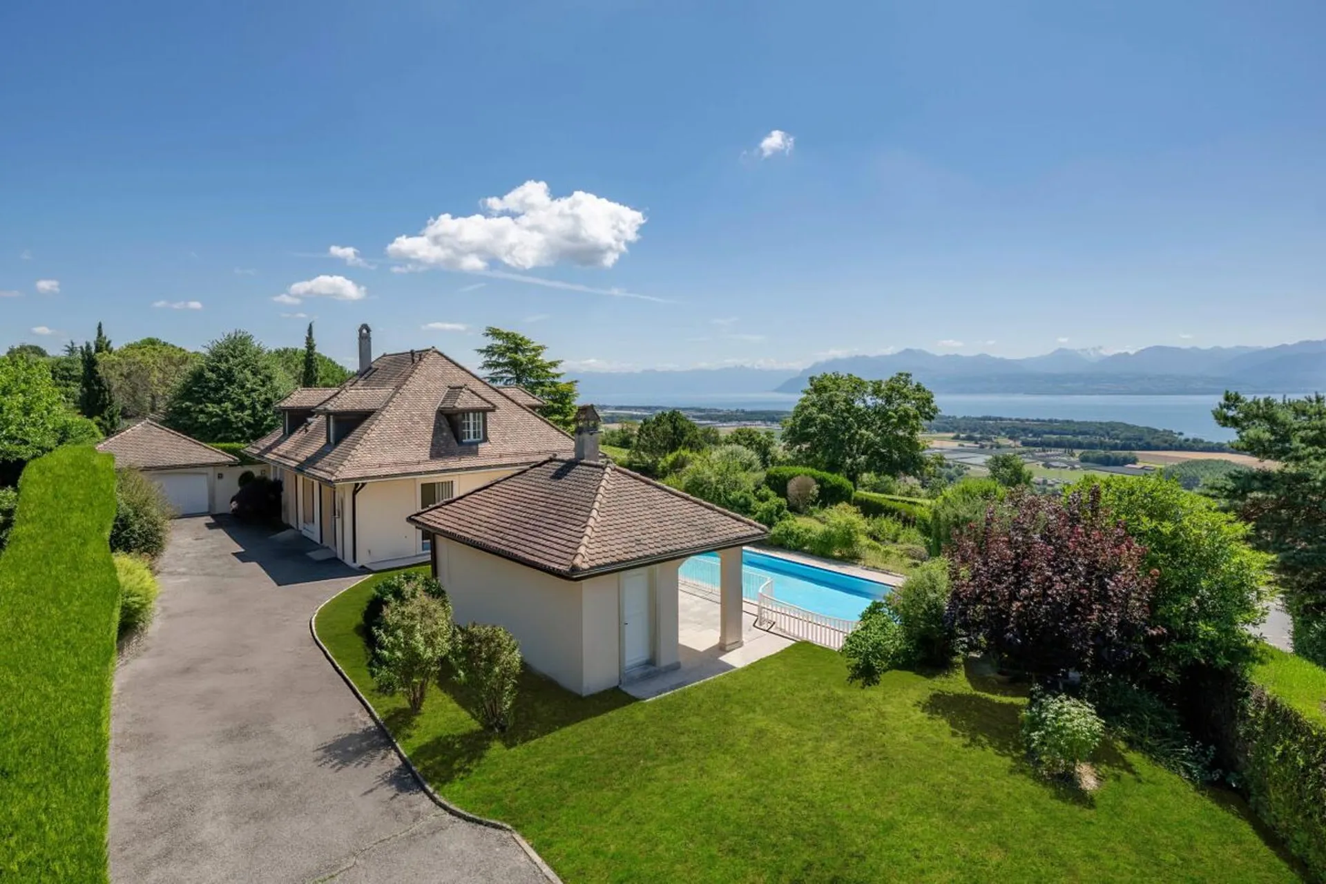 Elegant villa in Bougy-Villars with panoramic views of Lake Geneva and the Alps