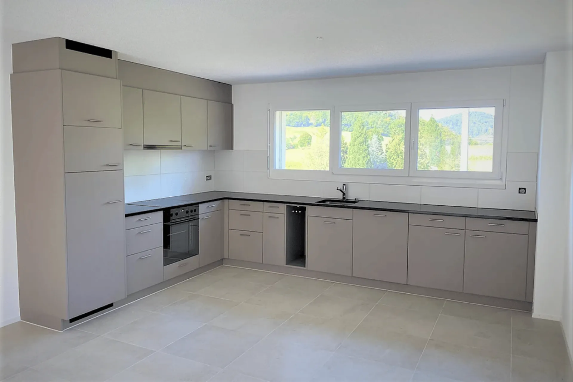 Grosszügige 4.5- Zimmer Wohnung im 1. Obergeschoss mit Balkon