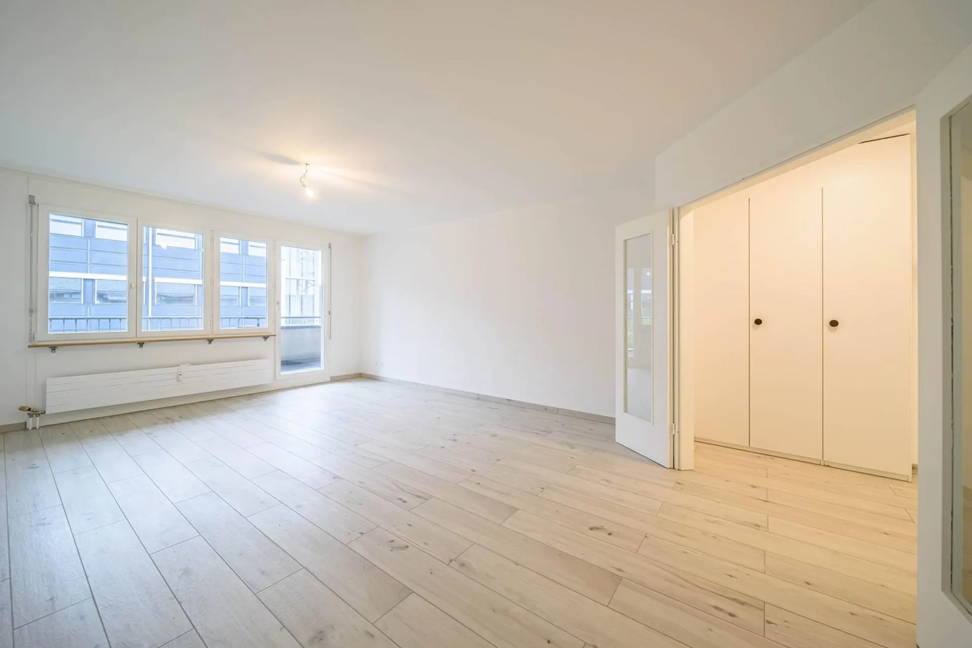 Neu renovierte große 3.5 Zimmerwohnung mit Anbindung an privatem großen Park / Swimmingpool
