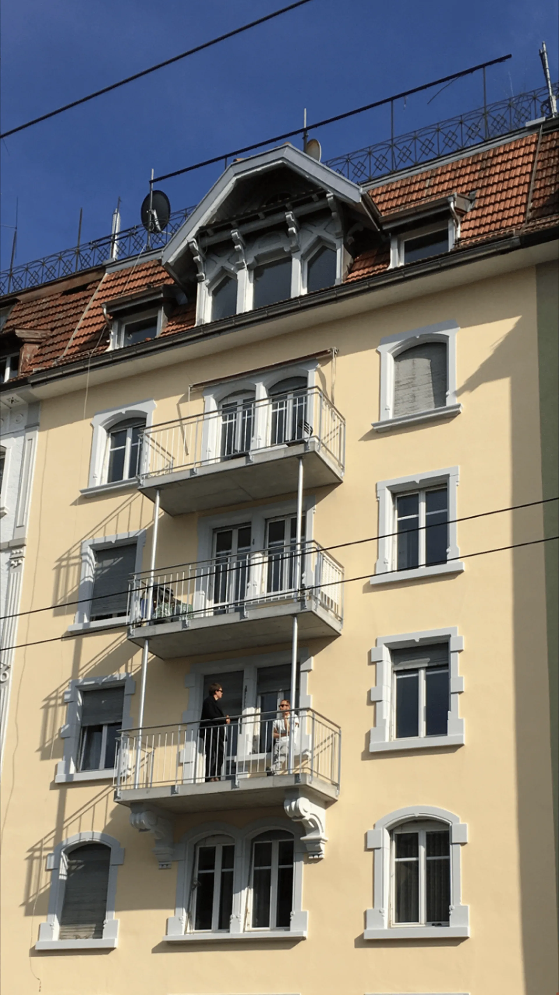 Per 1.7. - Schöne, praktische 4.5 Zimmerwohnung, Dachterrasse