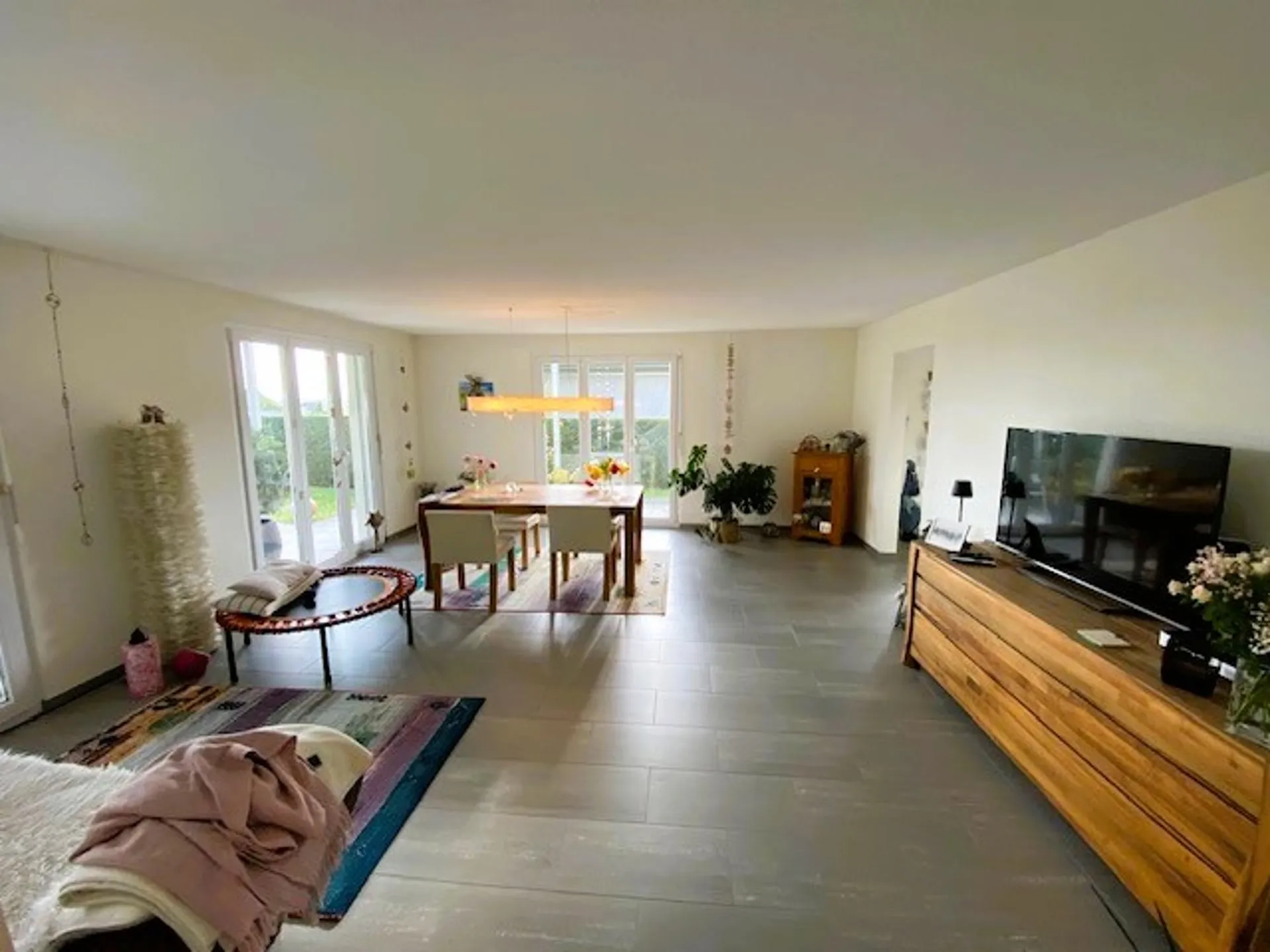 3.5 Zimmer Traum-Gartenwohnung, Sitzplatz gedeckt grosse Rasenfläche